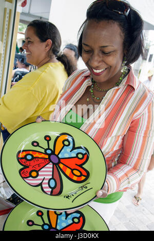 Miami Florida, Geschäfte in Midtown Miami, Pinsel mit Romero Britto, berühmter Künstler, Kinder Malerei Party, Skulptur Enthüllung Veranstaltung, Black Blacks African A Stockfoto