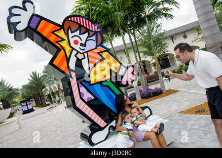 Miami Florida, Geschäfte in Midtown Miami, Pinsel mit Romero Britto, berühmter Künstler, Kinder Malerei Party, Skulptur Enthüllung Veranstaltung, Erwachsene Erwachsene Männer m Stockfoto