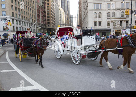 Pferd und Wagen geben Sie Central Park mit Touristen an Bord am 6th Avenue und Central Park South in Manhattan, New York City. Stockfoto