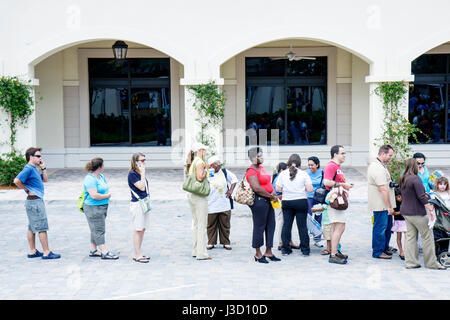 Miami Florida, Geschäfte in Midtown Miami, Pinsel mit Romero Britto, berühmter Künstler, Kinder Malerei Party, Skulptur Enthüllung Veranstaltung, Linie, Schlange, Männer, Frauen, m Stockfoto