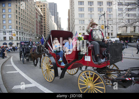 Pferd und Wagen geben Sie Central Park mit Touristen an Bord am 6th Avenue und Central Park South in Manhattan, New York City. Stockfoto