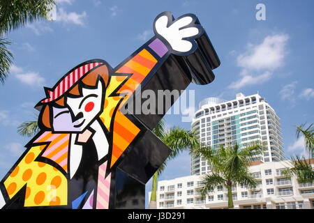 Miami Florida, Geschäfte in Midtown Miami, Pinsel mit Romero Britto, berühmter Künstler, Kinder Malerei Party, Skulptur Enthüllung Veranstaltung, männliche Figur, bunt, s Stockfoto