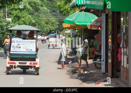 SIEM REAP, Kambodscha - Juli 6: Kambodschanische Kinder auf der Suche nach Nahrung auf den Straßen von Siem Reap auf 6. Juli 2014 in Siam Reap, Kambodscha. Stockfoto