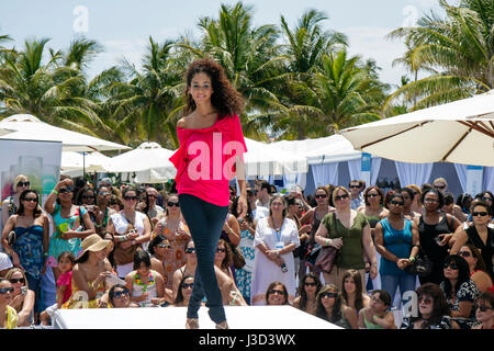 Miami Beach, Florida, innen, InStyle, Frauen, Frauen, Herrenzeitschrift Verlag Charity Fundraiser, Modenschau, Start- und Landebahn, Trends, Shopping Shopper sh Stockfoto