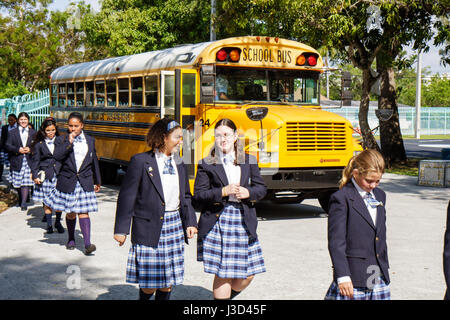 Miami Florida, Coconut Grove, Elizabeth Virrick Park, Elevate Miami, kostenlose neue Computer-Werbegeschenk öffentliche Schule, sechste 6. Klasse, Studenten Uniform, Bus Stockfoto