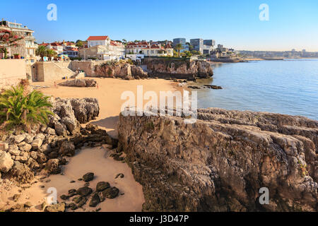 CASCAIS, PORTUGAL - ca. Oktober 2016: Die Praia da Rainha Strand in Cascais, Portugal Stockfoto