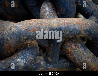 Hintergründe und Texturen: Links schwarz alte rostige Kette, close-up erschossen, industrielle abstrakt Stockfoto