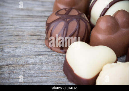 Pralinen, weißer und dunkler Schokolade Trüffel Stockfoto