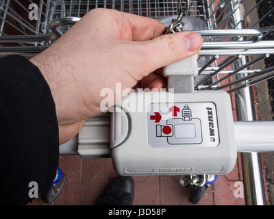 Entriegelung Lockeck Wagen im Supermarkt Stockfoto