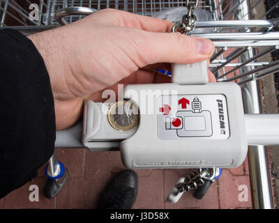 Entriegelung Lockeck Wagen im Supermarkt Stockfoto