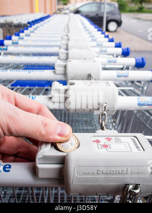 Entriegelung Lockeck Wagen im Supermarkt Stockfoto