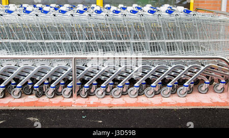 Entriegelung Lockeck Wagen im Supermarkt Stockfoto