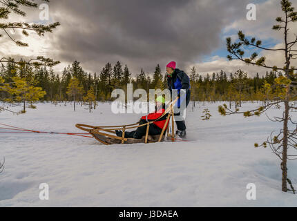 Touristen genießen einen Hundeschlitten Abenteuer, Lappland, Finnland Stockfoto