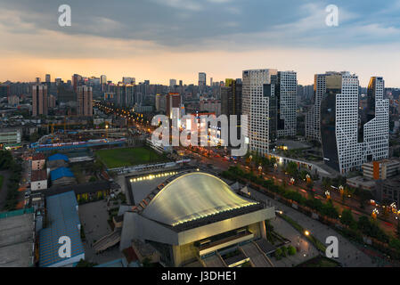 Chengdu, Provinz Sichuan, China - 12. April 2017: Gymnasium und Raffles City Gebäude in der Dämmerung Stockfoto