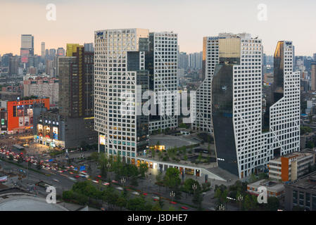 Chengdu, Provinz Sichuan, China - 12. April 2017: Raffles City-Gebäude in der Dämmerung Stockfoto