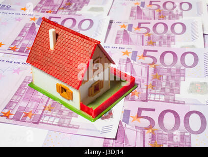 Haus mit 500 Euro-Scheine Stockfoto