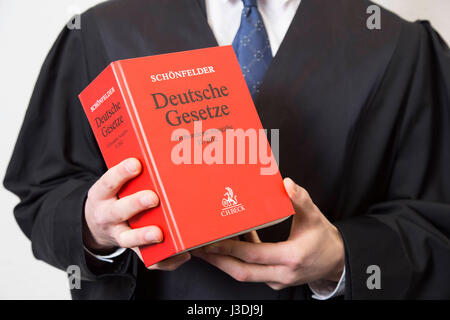 Rechtsanwalt mit Gesetzbuch Stockfoto