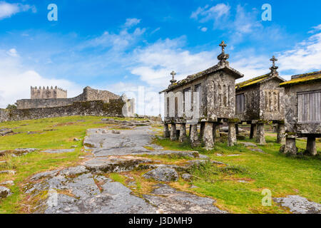 Alte Granit Kornspeicher und Schloss in Lindoso, Nordportugal Stockfoto