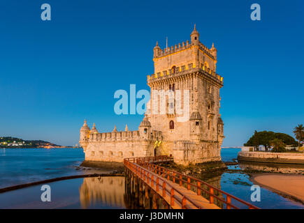 16. Jahrhundert Belem Turm am Fluss Tejo in Lissabon, Portugal bei Sonnenaufgang Stockfoto