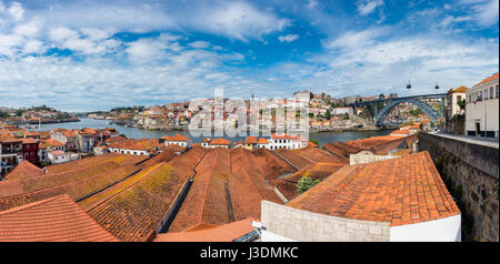 Panoramablick auf Porto Portugal aus über den Fluss Douro Stockfoto