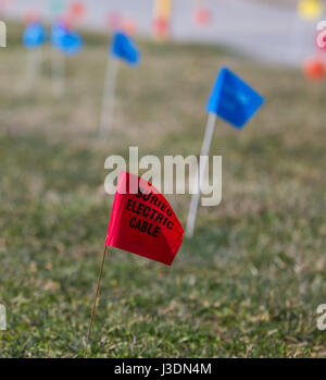 Dienstprogramme Ort Flagge Kennzeichnung u-Bahnlinien wie Wasser, Elektro, Telefon, Kabel, Erdgas und Kanalisation. Stockfoto