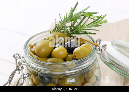 Glas eingelegte Oliven, Kapern und Kapern Beeren - Nahaufnahme Stockfoto