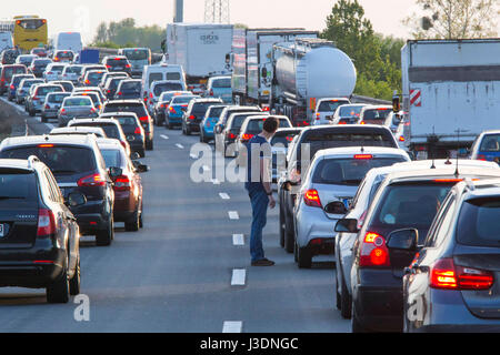 Stau auf der Autobahn A2 Stockfoto