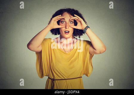 fassungslos neugierig Frau, spähen durch die Finger wie Fernglas suchen suchen Stockfoto