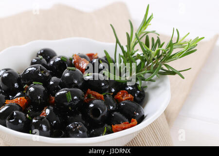 Schale mit schwarzen Oliven mit getrockneten Tomaten - Nahaufnahme Stockfoto