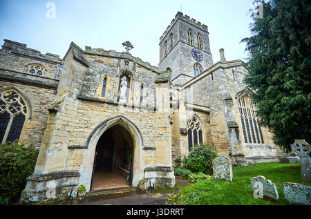 Gesamtansicht von Str. Marys Kirche in Thame Stockfoto