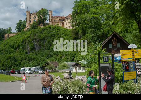 Deutschland. Bayern. 2016. Touristen am Schloss Neuschwanstein Stockfoto