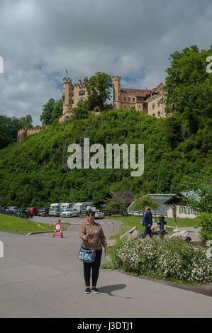 Deutschland. Bayern. 2016. Touristen am Schloss Neuschwanstein Stockfoto