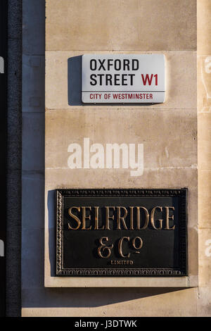 Selfridge & Co Namensschild an der Außenseite des Kaufhauses auf Oxford Straße, London, England, Vereinigtes Königreich Stockfoto