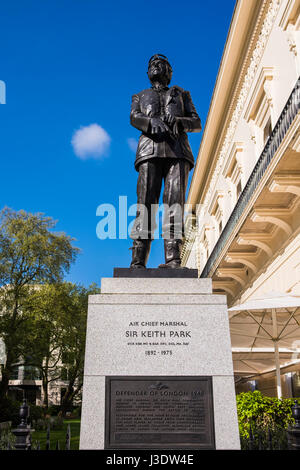 Air Chief Marshal Sir Keith Rodney Park Statue auf Waterloo Place, London, England, Vereinigtes Königreich Stockfoto