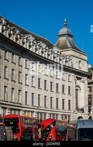 Die Architektur des Gebäudes in der Regent Street in central London, England, Vereinigtes Königreich Stockfoto