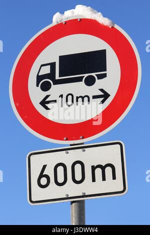 Deutsche Verkehrszeichen: Längenbegrenzung in 600 m Stockfoto