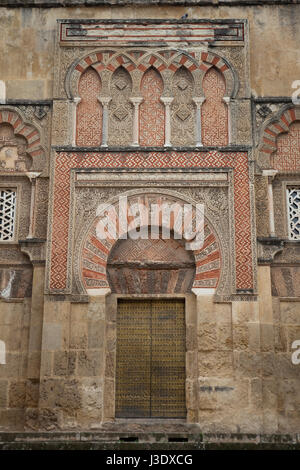 Puerta de San Ildefonso (Tür von Saint Ildefonsus), auch bekannt als die Puerta de Al-Hakam II in der Westfassade der großen Moschee (Mezquita de Córdoba) in Córdoba, Andalusien, Spanien. Stockfoto