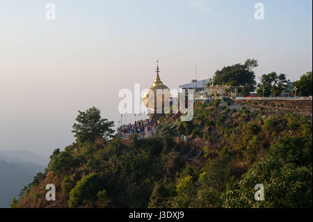 Kyaikto, Republik der Union von Myanmar, Asien, Golden Rock mit der Kyaiktiyo-Pagode Stockfoto