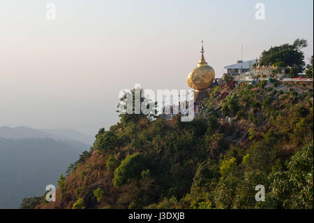 Kyaikto, Republik der Union von Myanmar, Asien, Golden Rock mit der Kyaiktiyo-Pagode Stockfoto