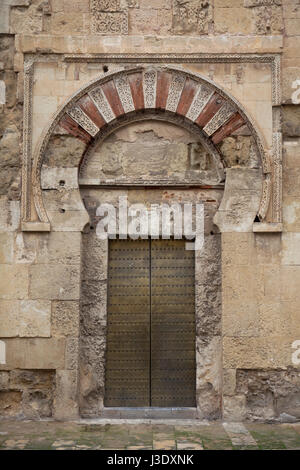 Puerta de San Esteban (Tür des Heiligen Stephan) in der Westfassade der großen Moschee (Mezquita de Córdoba) in Córdoba, Andalusien, Spanien. Stockfoto