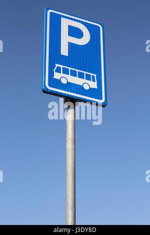 Niederländische Verkehrszeichen: Parkmöglichkeiten für Busse nur Stockfoto