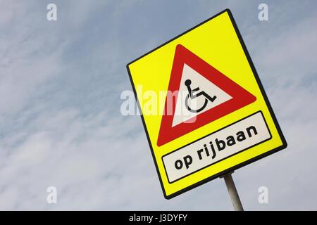 Niederländische Verkehrszeichen: Rollstuhl-Benutzer-Kreuzung Stockfoto