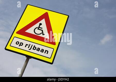 Niederländische Verkehrszeichen: Rollstuhl-Benutzer-Kreuzung Stockfoto