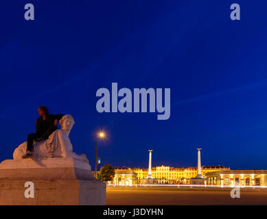 Schloss Schönbrunn Palace Schloss von außen Haupteingang Mann sitzen auf Sphinx, Wien, Wien, 13. Hietzing, Wien, Österreich Stockfoto
