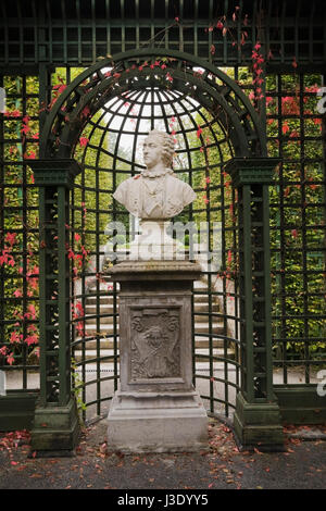 Büste von König Ludwig II. von Bayern in einem formalen Garten am Schloss Linderhof im Spätsommer, Bayern, Deutschland, Europa. Stockfoto