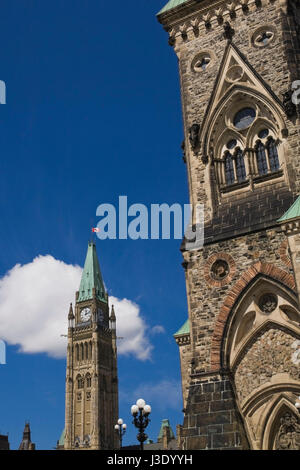 Peace Tower und East Block Gebäude auf kanadische Parlament Gründen im Sommer, Ottawa, Ontario, Kanada. Stockfoto