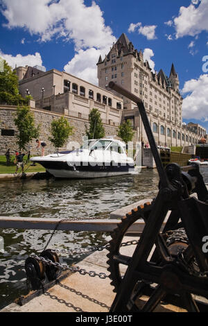 Boot durch Sperren auf Rideau Canal im Sommer, Ottawa, Ontario, Kanada. Stockfoto