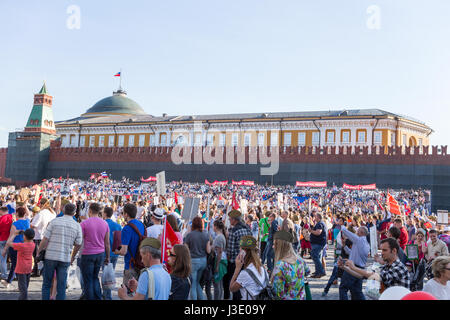 Moskau, Russland - 9. Mai 2016: Unsterbliche Regiment Prozession in Tag des Sieges - Tausende von Menschen marschieren entlang des Roten Platzes mit Fahnen und Porträt Stockfoto