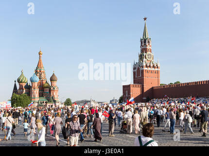 Moskau, Russland - 9. Mai 2016: Unsterbliche Regiment Prozession in Tag des Sieges - Tausende von Menschen marschieren entlang des Roten Platzes mit Fahnen und Porträt Stockfoto