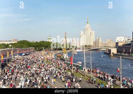 Moskau, Russland - 9. Mai 2016: Abschluss der unsterblichen Regiment Prozession in Tag des Sieges - Tausende von Menschen marschieren entlang der Moskwa-embankmen Stockfoto